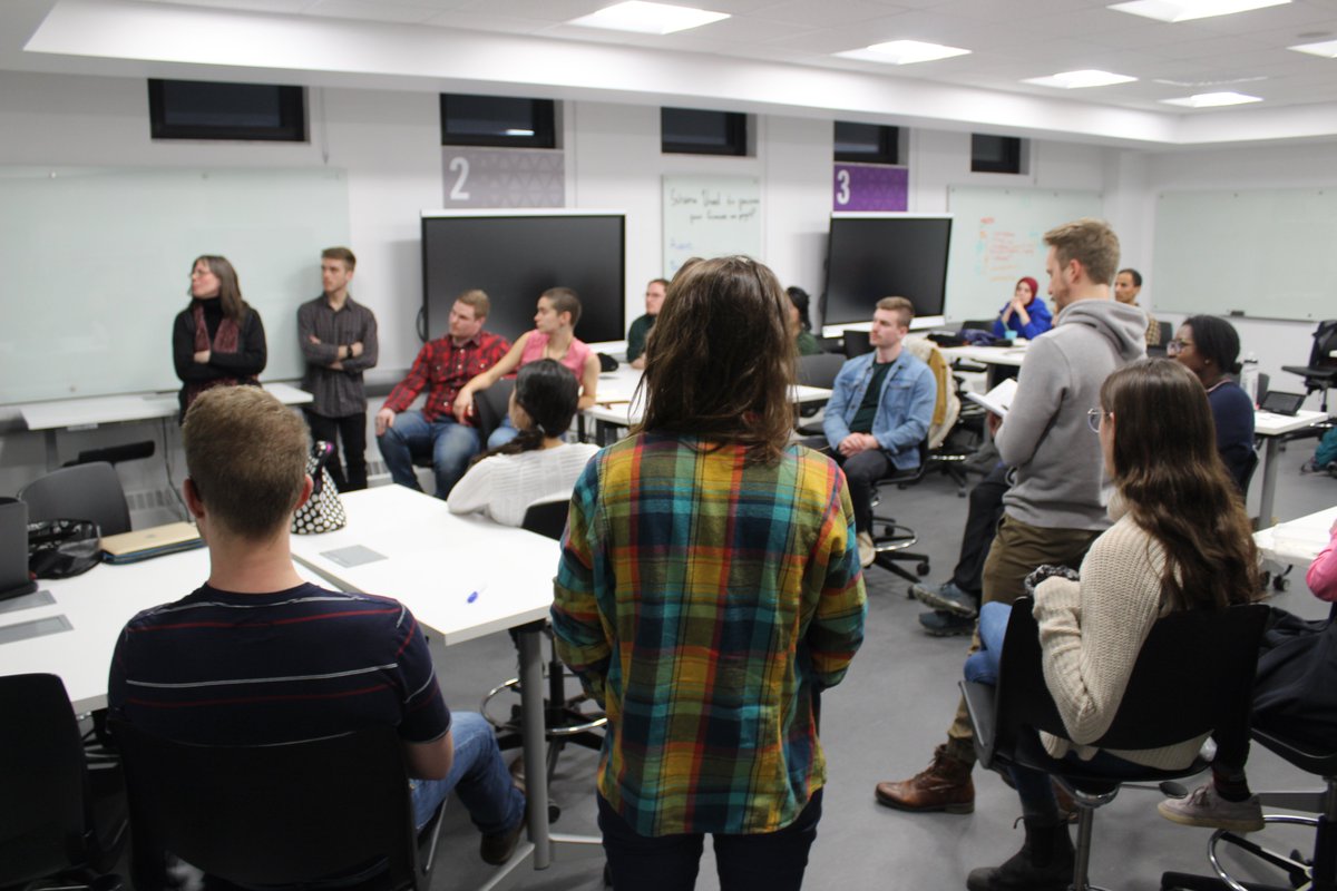 aed_udes's tweet photo. Des étudiantes et étudiants ont participé à l’atelier de l’AED sur le financement de projet 101. Les experts invités ont partagé leurs connaissances dans le domaine de la finance afin d’outiller les personnes présentes. Merci à tous et toutes pour votre participation ! https://t.co/MSpKHBzGx6