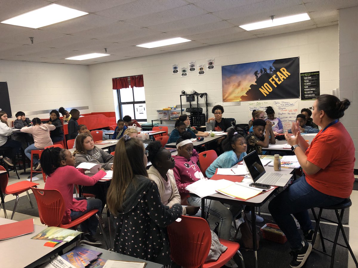 AmyLongFCPS's tweet photo. Poetry Slam preparation happening now in Mrs. Warren’s room!! @LMESTigerNation @MrsWsLeaders5th https://t.co/iTH3qWCCNt