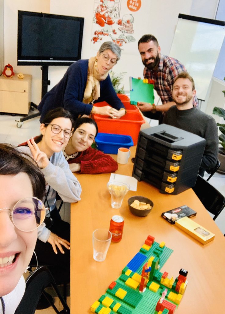 esthima's tweet photo. .@marinvizate #afterwork con nuestro multiverso #lego de proyectos y dibujando escenarios con #playmobilpro
#playthinking #orangeteam #jugarentiemposrevueltos #likeaplayer #imbatiblesaldesaliento https://t.co/SeEQpRcMar