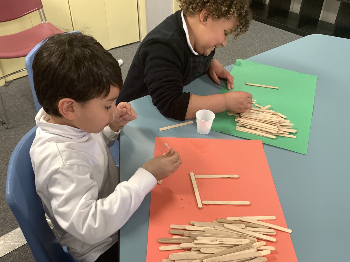 SCS_STEM_Tech's tweet photo. Kindergarten engineers began building their houses today in #SCSSTEM for our #PLTW module! #proudtobealaker https://t.co/YiTJ0JpERl