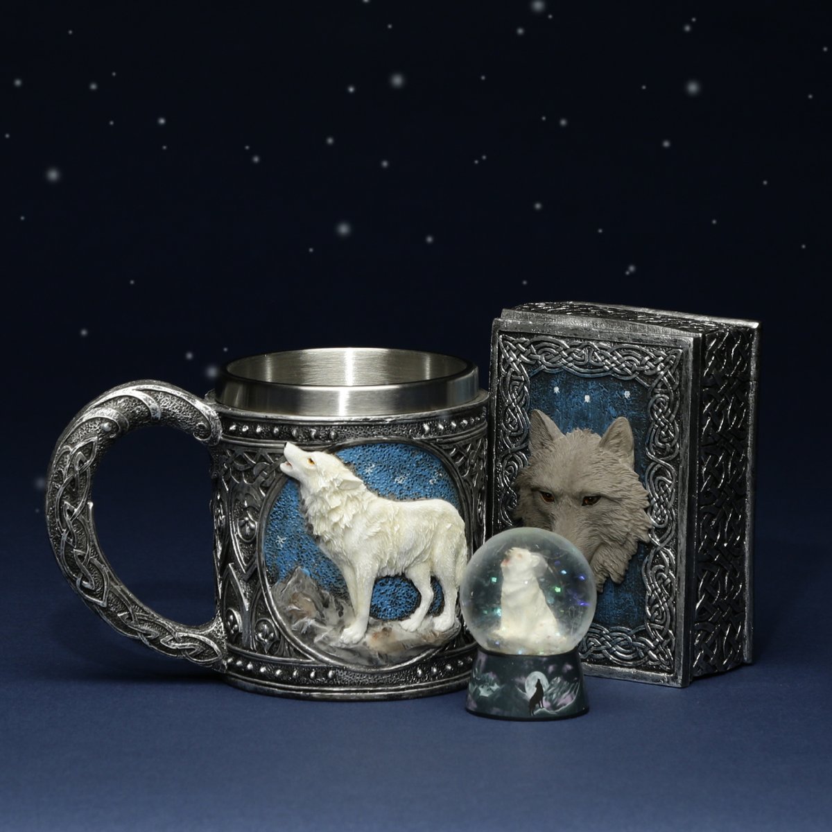 PuckatorNL's tweet photo. Onze nieuwe Wolf lijn arriveert onder het maanlicht 🌙🐺. Bekijk Lisa Parker's nieuwe en exclusieve designs hier! 👀👉🏻 https://t.co/NDsKJr4P1O 

#wolven https://t.co/mDrzY1xUOH