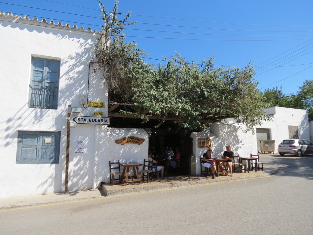 Ben je van plan om een bezoekje te brengen aan hippiemarkt Las Dalias? Begin je dag dan met een kopje koffie bij Bar Anita in San Carlos. In dit barretje kwamen vroeger de hippies bijeen. ibizagevoel.nl