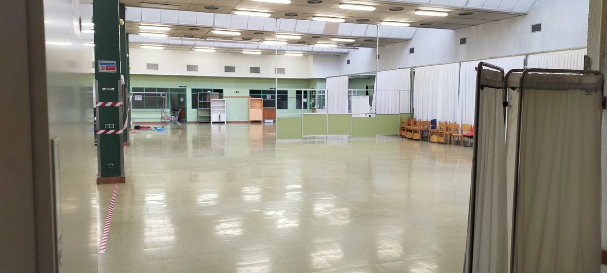 ProfAlfonsoGil's tweet photo. Desde esta misma tarde se destina la sala de #fisioterapia del #HospitalLaPaz a atender pacientes con #COVID19. Un gran espacio que durante más de medio siglo se ha utilizado para rehabilitar a miles de personas, ahora debe colaborar en la recuperación de muchas otras #volveremos https://t.co/4NV6nNHhTY