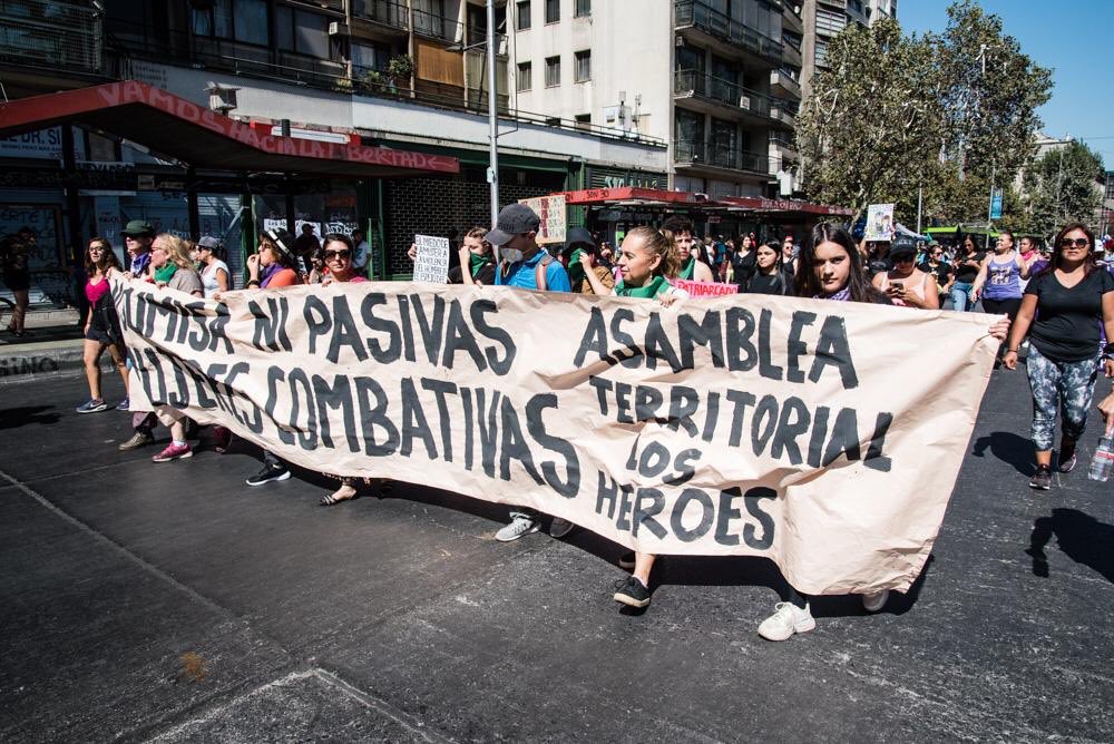 TeVeYungay's tweet photo. Las vecinas y disidencias del Barrio Yungay estuvimos presentes este 8M, marchando junto a nuestras compañeras de los territorios vecinos, fuimos parte de la gran cantidad de mujeres luchadoras que se tomó la alameda. ¡Nunca más sin nosotras! ¡Arriba las que luchan! 
#8M2020 https://t.co/NKHa9xA1ws