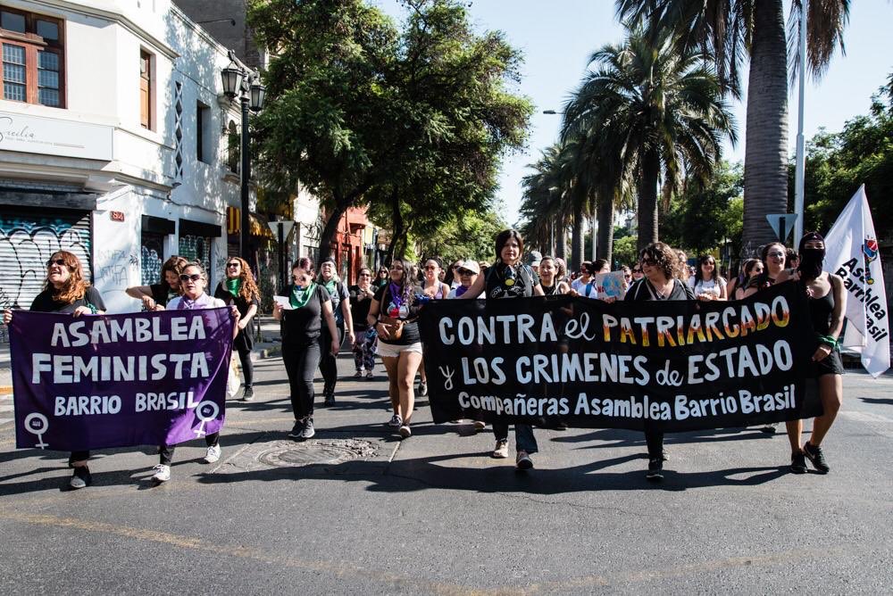 TeVeYungay's tweet photo. Las vecinas y disidencias del Barrio Yungay estuvimos presentes este 8M, marchando junto a nuestras compañeras de los territorios vecinos, fuimos parte de la gran cantidad de mujeres luchadoras que se tomó la alameda. ¡Nunca más sin nosotras! ¡Arriba las que luchan! 
#8M2020 https://t.co/NKHa9xA1ws