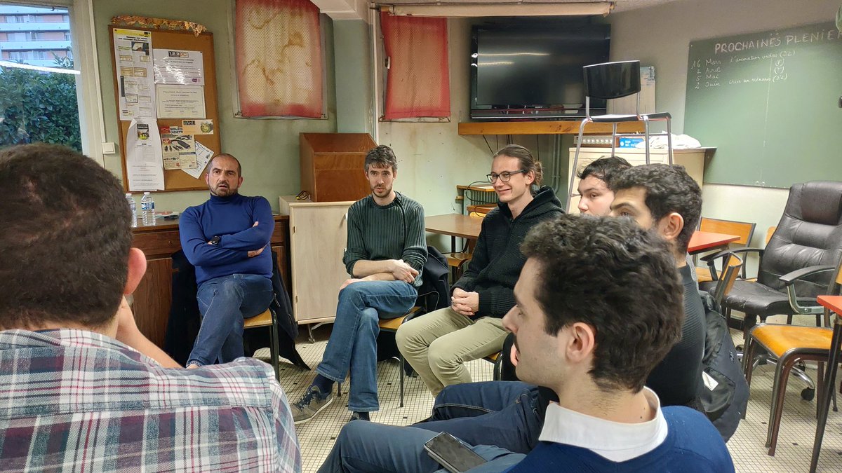 Merlin_Sarsseri's tweet photo. Discussion au Parlement des Étudiants de #Dijon ! L'écologie préoccupation de tous, dont la jeunesse étudiante dijonnaise. 
La liste citoyenne d'Un Printemps Écologiste menée par @bruno_louis répond aux etudiants
@univbourgogne @dijon2020 @PE_Dijon 
#Municipales2020 https://t.co/H1dIa8xLTI