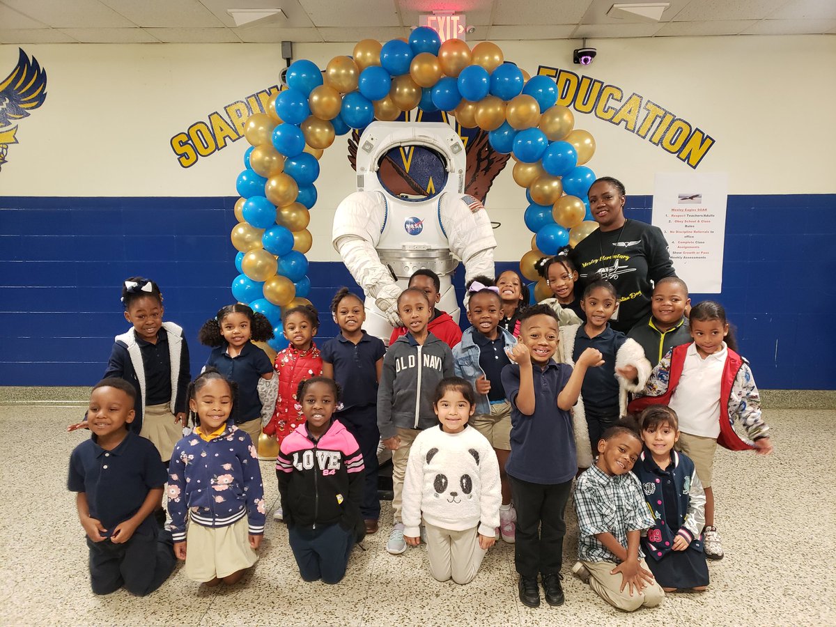 ZGatson2's tweet photo. Aviation Day in full effect. @TeamHISD @WesleyES_HISD @A180_HISD @HISDChoice #WesleySTEM #TEAMHISD #MSAP2017 https://t.co/SIxsBcxarg
