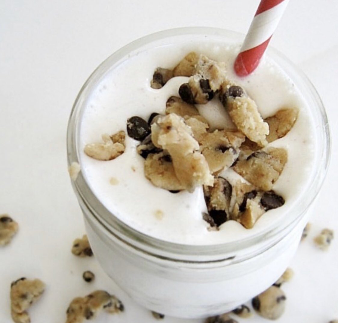 asscamp_usa's tweet photo. tonight’s plant-based post-workout protein smoothies are chocolate chip cookie dough and mint chip! 

both recipes on my patreon as well ¨̮ https://t.co/ib3pKusCQn