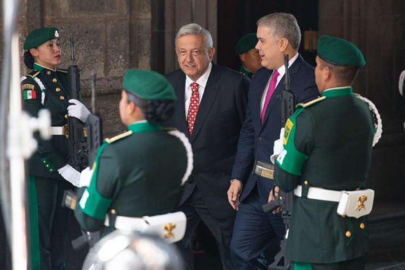 breaking_mx's tweet photo. AMLO y el presidente de Colombia buscan parar las rutas del narco 🤑

Se reunieron para atender crisis de trasiego de droga y avanzadas migrantes. El ultraderecha colombiano solicitó inversión para su país. https://t.co/4EavZaAM47 https://t.co/dWiE5XL4qJ
