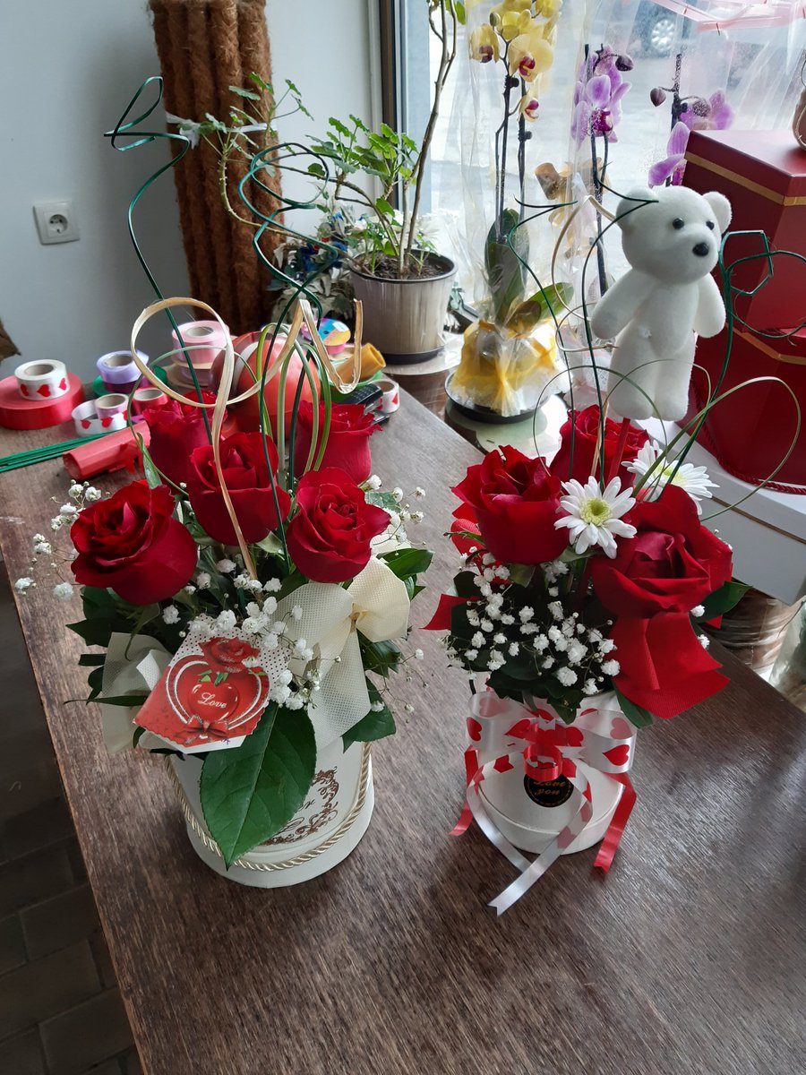 zare_entuzijast's tweet photo. #flowerboxes #boxesofflowers #boxesofroses #creamflowerboxes #roses #chrysanthemum #redroses #whitechrysanthemum #Gypsophila #bergras #spiralflowers #pearlsonflowers #decorations #ribbons #heartribbons #creamribbons #redribbons #littleteddybear 🎁🌹🏵️🌳🌴🎀🐻 https://t.co/2dPhAUodzE