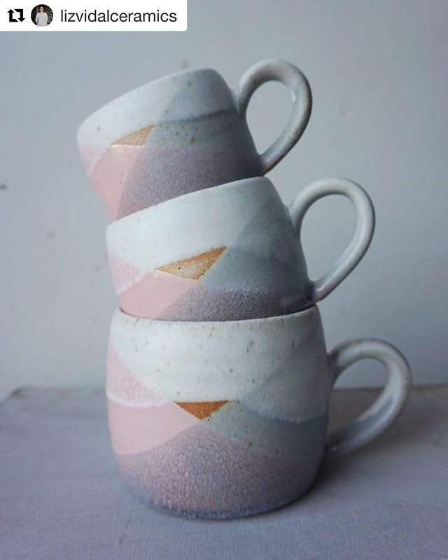 How beautiful are these hug mugs from @lizvidalceramics 😍 ✨  Those colours! 🤩 Colourful handmade ceramics are 100% my downfall 😂

#handmade #mug #hugmug #madebyhand #kilnfolk #pottery #ceramics #fromeindependentmarket #ihavethisthingwithceramics #noticingceramics #stonew…