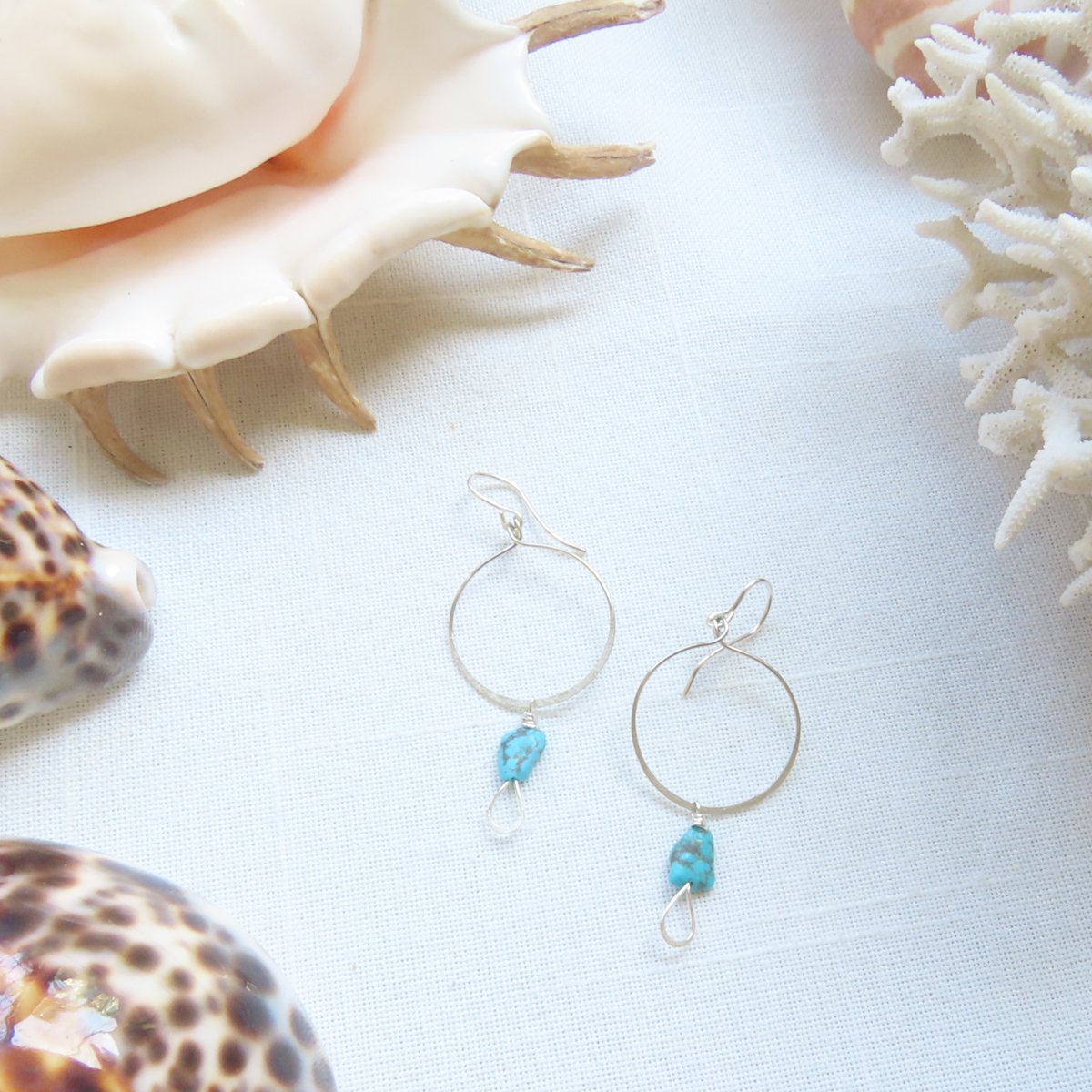 Ultra lightweight with a little drop of gorgeous Mexican turquoise, these silver earrings are an easy everyday earring with flare. Tap to shop link in bio #turquoise #turquoisejewelry #turquoiseoverdiamonds #gypsyjewels #bohemian #bohostyle #beachy #beachyjewelry #bohogypsytribe