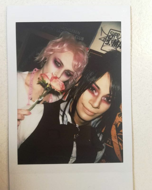 Bena_VIIARC's tweet photo. Roses are red,
violets are blue,
With who I'm better shiped
Kay or Fu?
#VIIARC #vkei #visualkei #visualkeistyle #jrock #V系 #alternativehair #alternativemakeup #sceneboy #emo #gothfashion #cosplay https://t.co/Hds85I8gRB https://t.co/cs1lZg3vlL