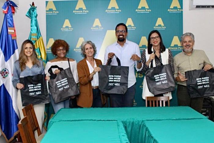 BartolomePujals's tweet photo. Hoy firmamos una compromiso muy importante con la iniciativa #VallaReusable. 📝
Las pocas vallas usadas en nuestra campaña, se entregarán a Alpha Inversiones y @sostenibilidad3Rd para ser materia prima de nuevos objetos útiles. ♻️
#VamosADarleUnSusto #TuElecciónHazQueCuente🗳 https://t.co/s1rIurKCjb