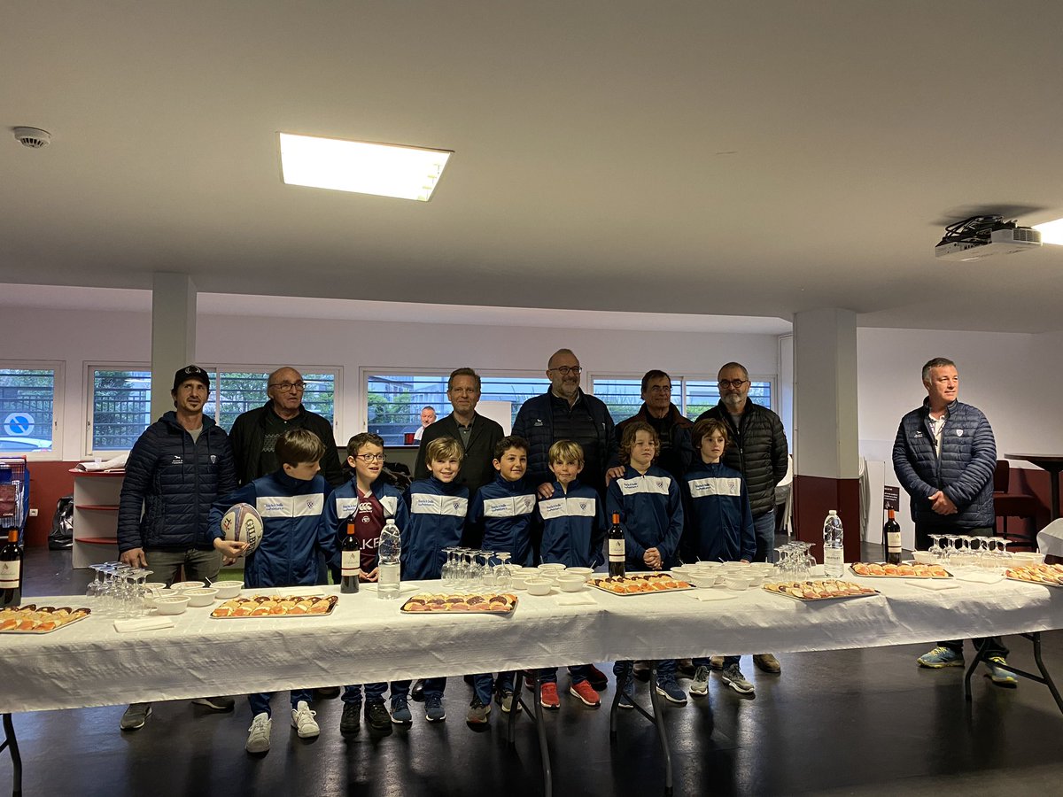 clemrossignol's tweet image. Remise de survêtements pour les jeunes joueurs du @CABeglais ce soir. Je leur souhaite une belle carrière sportive, une belle saison et de jouer à l’@UBBrugby à leur tour dans quelques années ! #Rugby 🏉