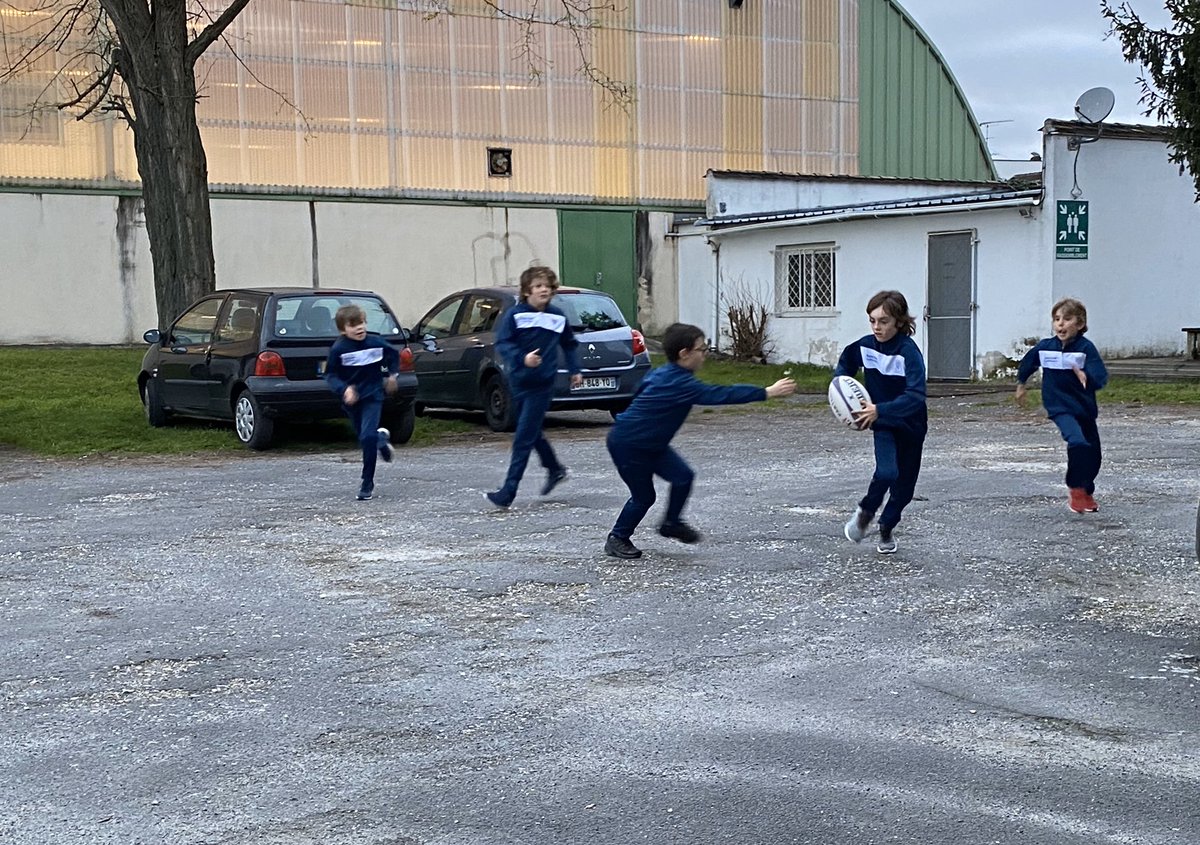 clemrossignol's tweet image. Remise de survêtements pour les jeunes joueurs du @CABeglais ce soir. Je leur souhaite une belle carrière sportive, une belle saison et de jouer à l’@UBBrugby à leur tour dans quelques années ! #Rugby 🏉
