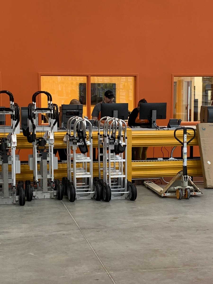 Patrick taking time to show his new peers the systems #the_mdo5823