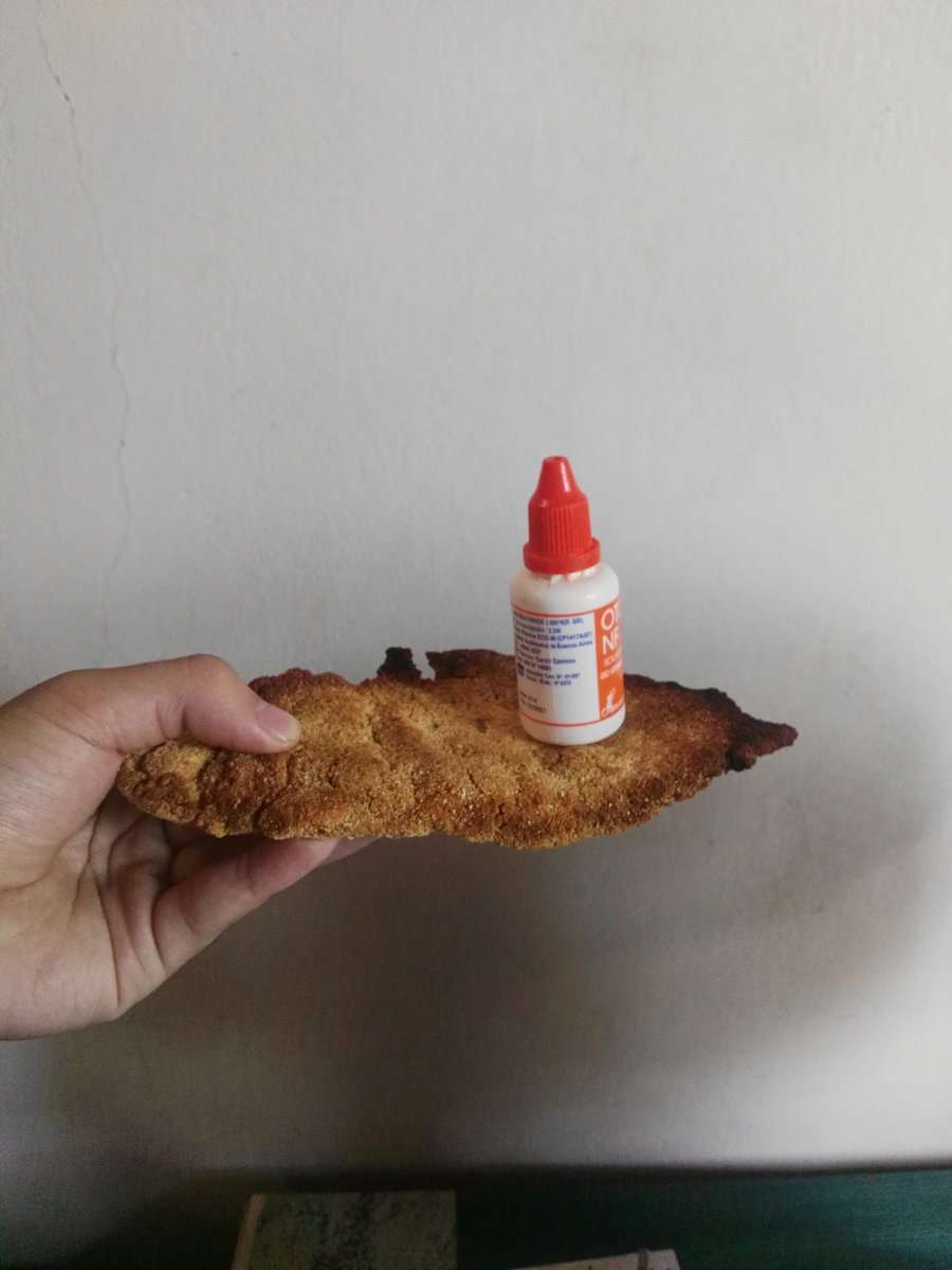 NiccoEst's tweet photo. Mí hermana cocino milanesas pero increíblemente hizo una nueva súper raza de milanesas de pollo que podes usar como mesita de luz por lo duras que están jajajaajaja https://t.co/RWwu3NRZyR