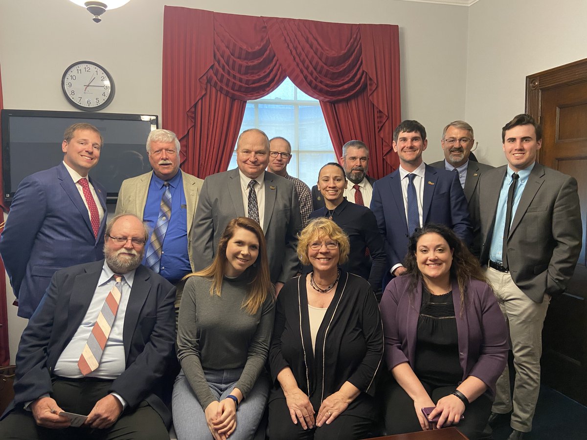 KSFarmBureau's tweet photo. Members stopped to visit with @RepDavids during LEADs. #KFBAdvocacy #KFBLEADs https://t.co/OwYszSppnj