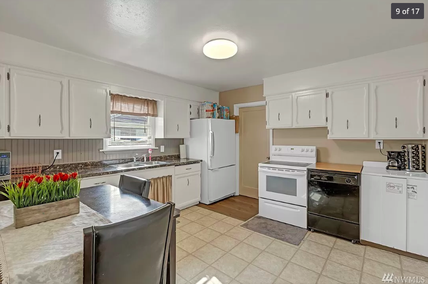 Charming and recently updated 🏠 on the market in #Kennewick #WA! This is a great investment property with a long rental history. 2 bed, 2 bath. 1 car garage. Take yourself on a tour now 👉 ow.ly/zJ7Q50yGFwi?