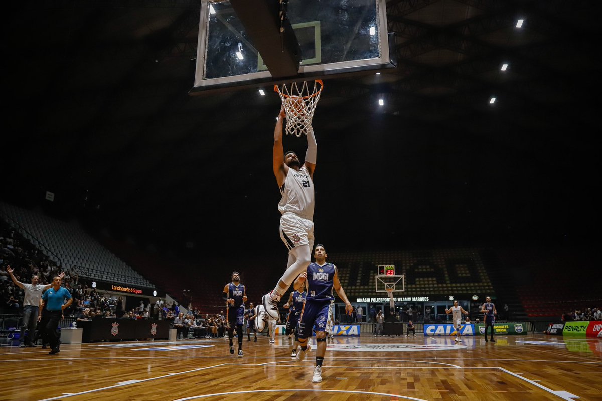 BetoMiller4's tweet photo. Dunk 🔥🔥🔥🔥
Corinthians 78 X 70 MOGI
Foto / @BetoMiller4 
#NBB19
@wesleycastrof 
#timao #nbb #brasil #dunk https://t.co/k8VKRkbRfN