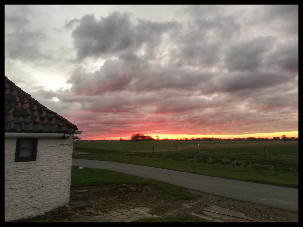 erikpostx's tweet photo. Zojuist. #Avondrood bij #Brinta-huisje #Breede. Mooi #Hogeland. https://t.co/KoVCGzoVIP