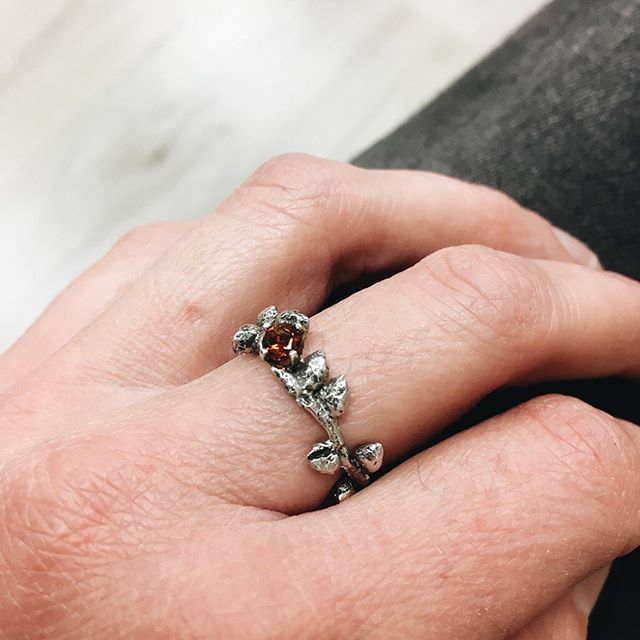 Takjes ring met vuur citrien. Geïnspireerd op afgewaaide takken na een flinke storm. #corinarietveld #handgemaaktesieraden #handgemaaktering #zilverenring #vuurcitrien #edelsmid #sieraadontwerper #sieradenwebshop #takjesring #takjessieraad #handmadejewel… ift.tt/2wSOAYT
