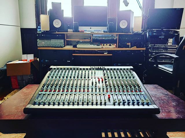 JakeKricket's tweet photo. How many total knobs are in this picture? Trying a new workflow at the studio yesterday. #audio #midas https://t.co/9dB9k41N9w https://t.co/GXJdAtIxFs