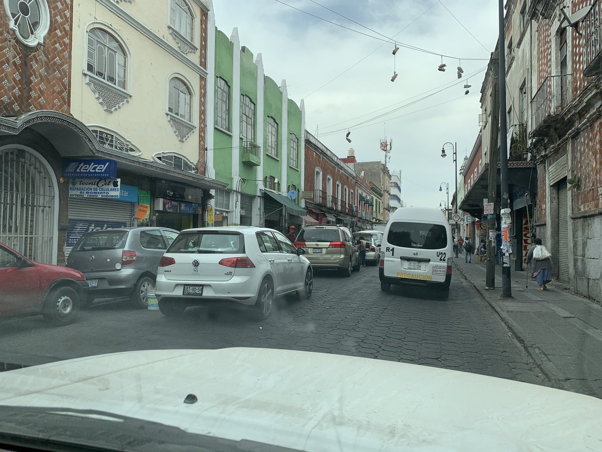 sgc10's tweet photo. @dirtransitopue vehículos estacionados en doble fila sobre la calle 12 poniente entre calle 5 de Mayo a 3 sur, más ambulantes invadiendo el área peatonal y de tránsito vehicular https://t.co/pQehElhFLA