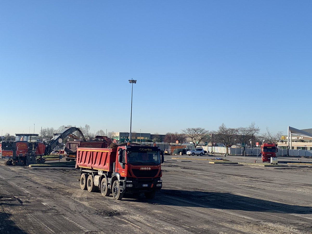 CarbaSrl's tweet photo. Grazie all’ impegno,alla dedizione e allo sforzo congiunto del Team di #CarBa srl, è stato raggiunto il traguardo della firma del contratto del cantiere di Curno!!! #latuastradalanostrapassione #centrocommerciale #cantieri #teamcarba https://t.co/zzPejiWvu1