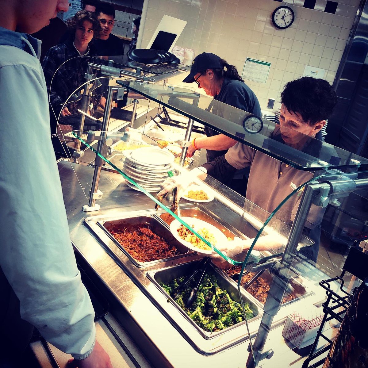 Our new HS menu item was a HIT! Our new signature recipe mac &amp; cheese with your choice of toppings. Options included buffalo chicken, bbq pulled pork, roasted broccoli, roasted mushrooms, red pepper, jalapeños, pico de gallo, and more! #schoollunch #112foodies