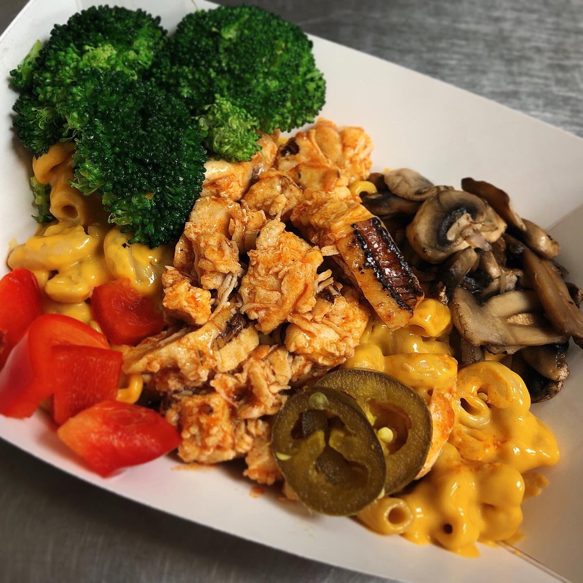 112Nutrition's tweet photo. Our new HS menu item was a HIT! Our new signature recipe mac &amp; cheese with your choice of toppings. Options included buffalo chicken, bbq pulled pork, roasted broccoli, roasted mushrooms, red pepper, jalapeños, pico de gallo, and more! #schoollunch #112foodies https://t.co/i37b00KZc1