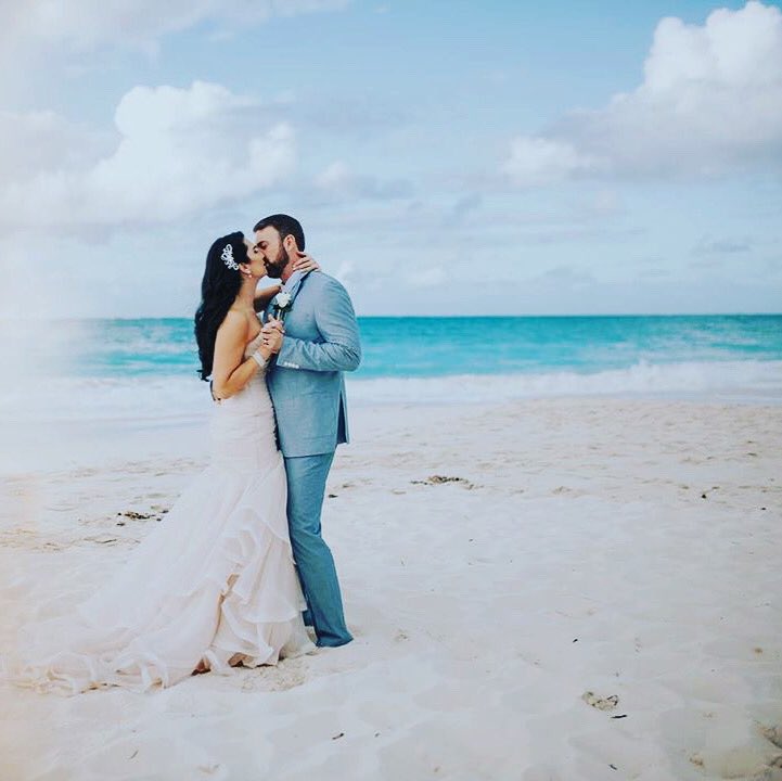 When the ‘something blue’ is the bright blue water. Say ‘I Do’ this year at #GraceBayClub. Visit our website to learn more. 📷: @rebekahpaulphoto