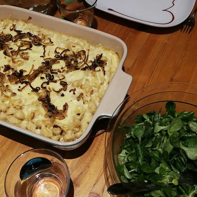 ButterbrotAnja's tweet photo. Käsespätzle. Ein bisschen Soulfood ist gerade nötig. #butterbrot #vegetarisch #käsespätzle https://t.co/xGpvsdku1i