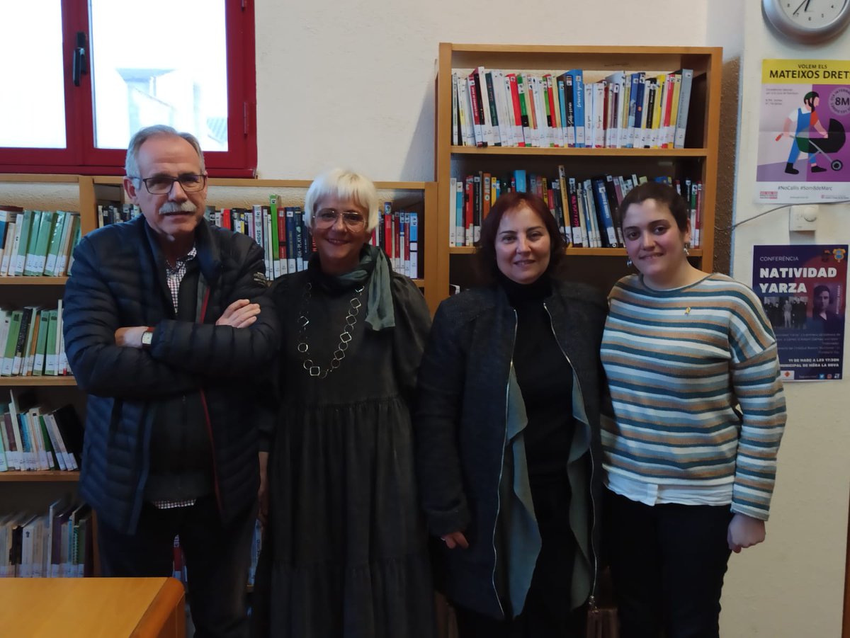 Brillant i concorreguda conferència de l'escriptor Antoni Dalmau dedicada a la figura de Nativitat Yarza, aquest dimecres 11 de març a la nostra Biblioteca. 
La presentació va avanr a càrrec de la Sra. M. Carmen Jiménez, directora de l'Institut Ramon Muntaner.