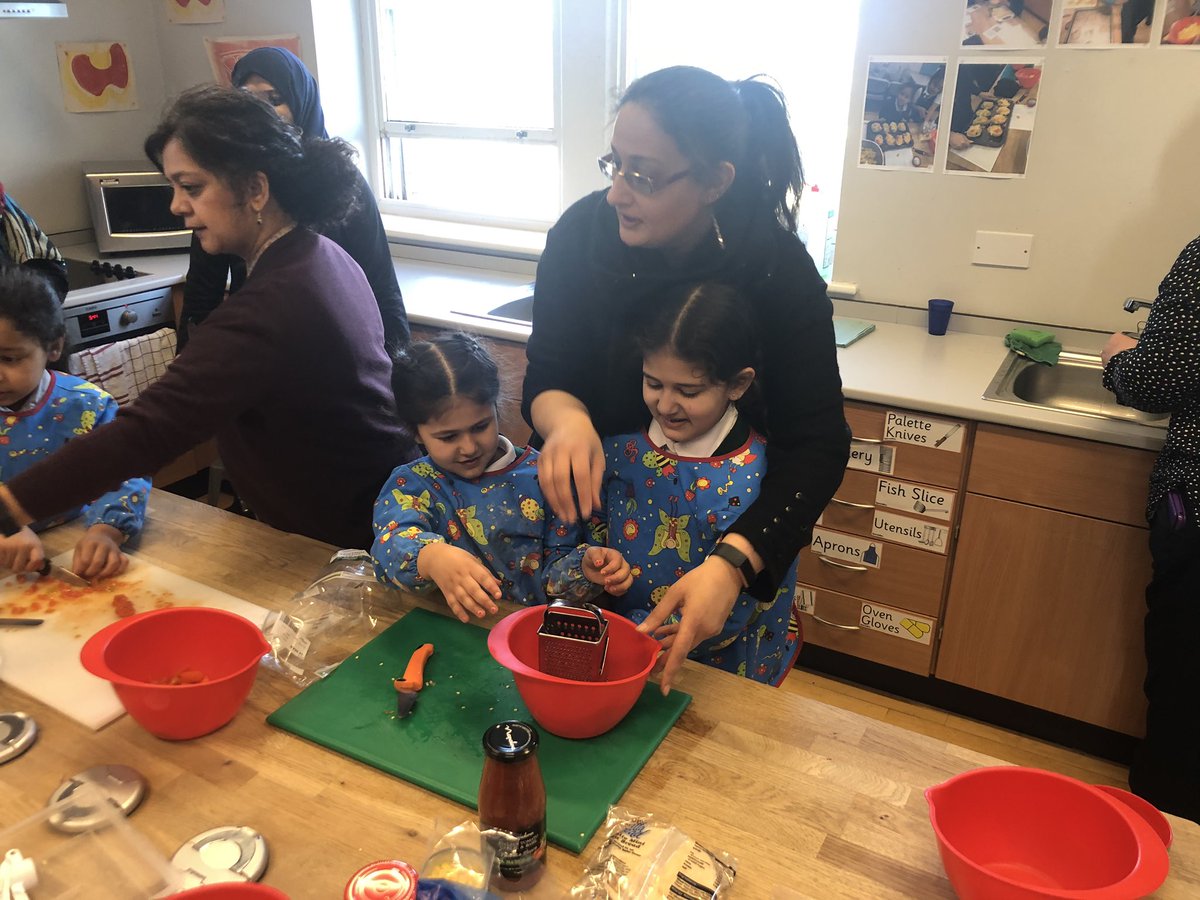 GreenLanePAT's tweet photo. A fab family morning, making healthy pizzas with our Cake & Chat group. Yum, they look delicious! #glparents #cakeandchat #healthyeating #Bradford https://t.co/g7hTLHWd7M