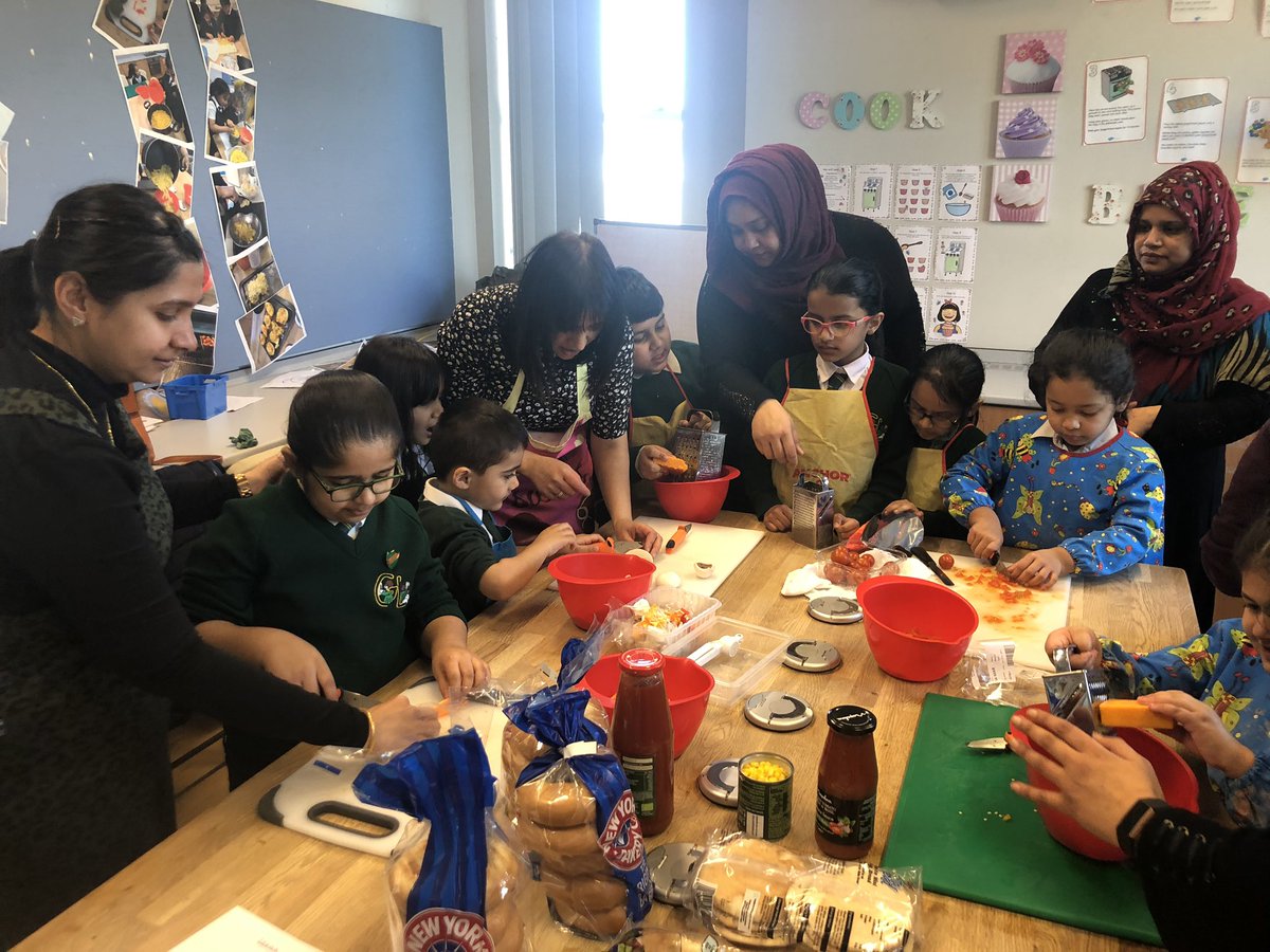 GreenLanePAT's tweet photo. A fab family morning, making healthy pizzas with our Cake & Chat group. Yum, they look delicious! #glparents #cakeandchat #healthyeating #Bradford https://t.co/g7hTLHWd7M