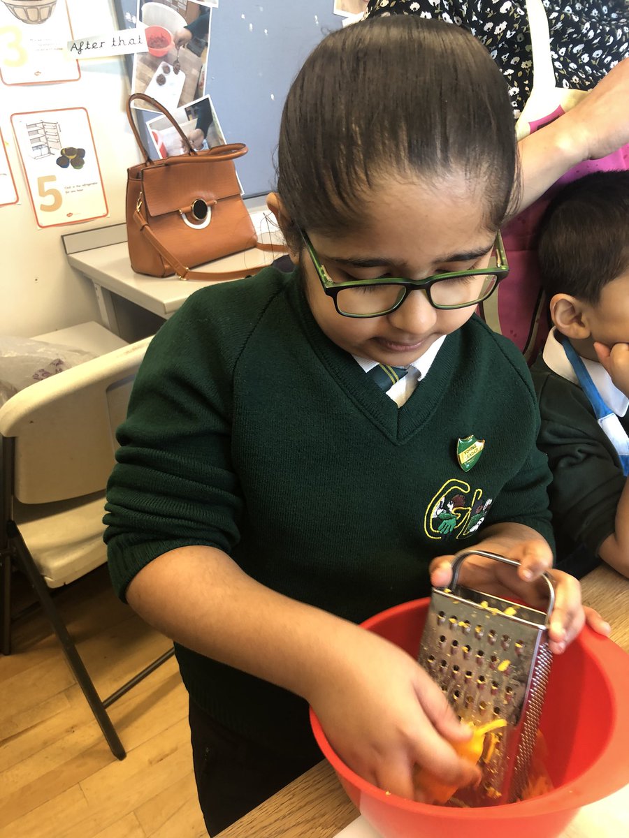 GreenLanePAT's tweet photo. A fab family morning, making healthy pizzas with our Cake & Chat group. Yum, they look delicious! #glparents #cakeandchat #healthyeating #Bradford https://t.co/g7hTLHWd7M