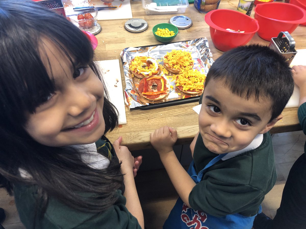 GreenLanePAT's tweet photo. A fab family morning, making healthy pizzas with our Cake & Chat group. Yum, they look delicious! #glparents #cakeandchat #healthyeating #Bradford https://t.co/g7hTLHWd7M