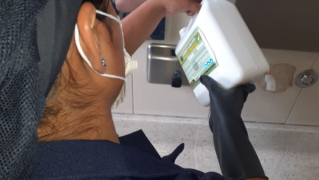 udistrital's tweet photo. 🔔Seguimos tomando medidas para prevenir el #COVID19. Los invitamos a hacer uso responsable de los jabones que se están distribuyendo en las diferentes sedes. Son para el beneficio de todos y todas.
Claves para evitar el contagio🦠:
Hilo 👇🏻 https://t.co/Yesa7WMx2O