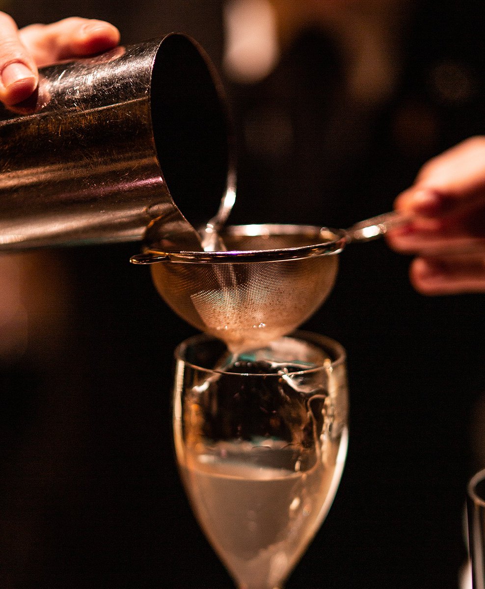 TheSavoyLondon's tweet image. For a delicious mid-week pick me up, join us in the decadent glamour of the Beaufort Bar for a taste of Interpreted Magic. From champagne cocktails to deeply intense whiskeys, there&apos;s a drink for every stage of the evening. #SavoyStyle #BeaufortBar ow.ly/rebl50yAiY4