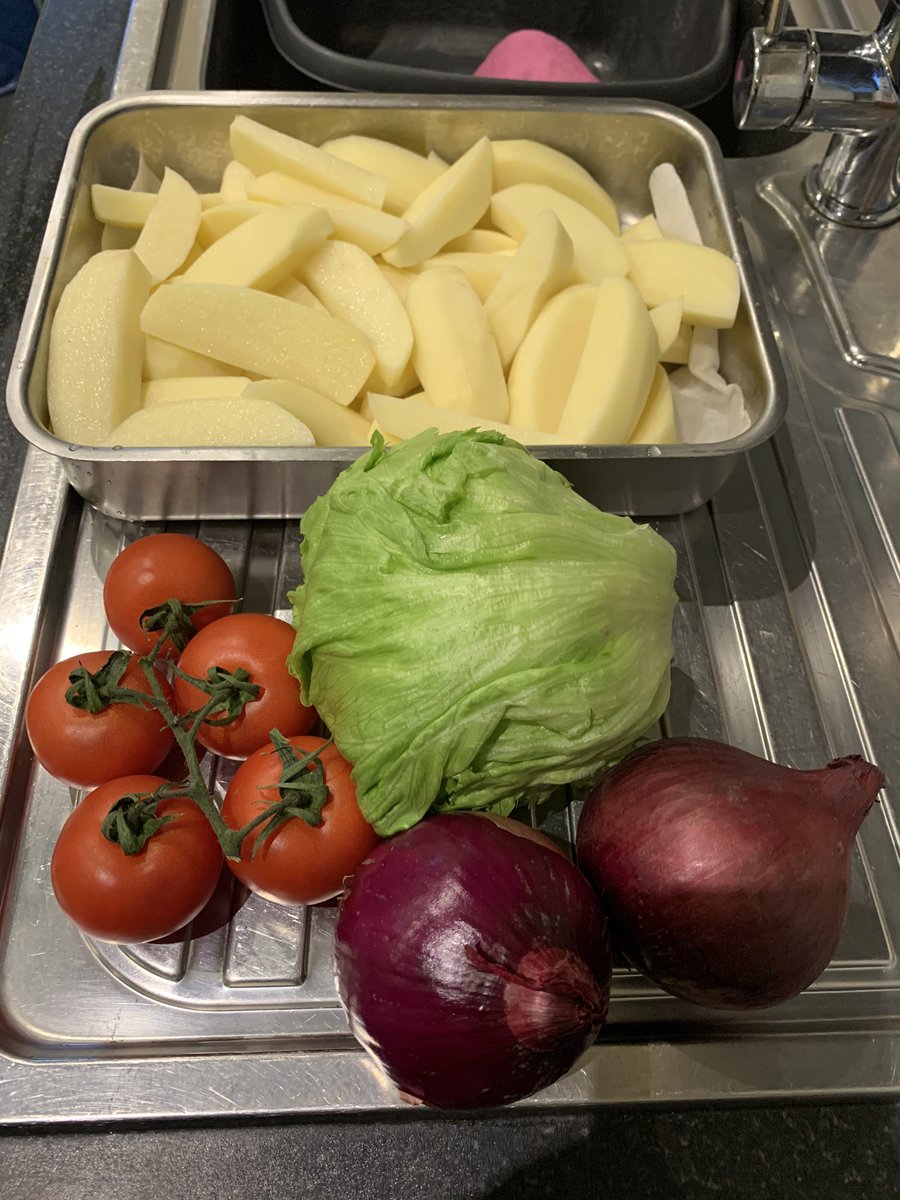 TatwsTrading's tweet photo. Tonight’s tea fantastic @oemetcalfe @PGIWelshBeef burgers homemade Maris piper chips #tanlan fresh baps & salad 👌👌👌👌👌👌 https://t.co/b0ygTjREmo
