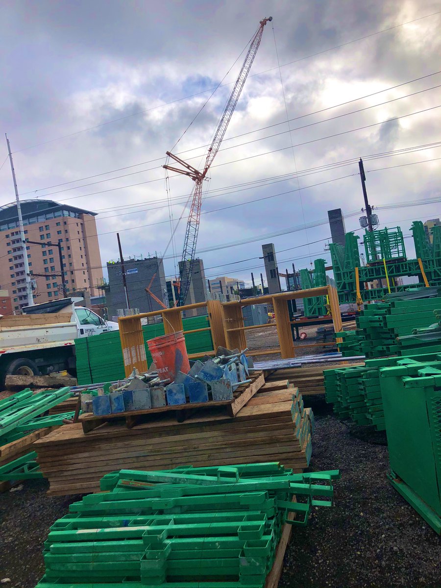 eatinglasvegas's tweet photo. It’s great to see cranes rising on the downtown #LasVegas skyline these days. #progress #buildingboom @CityOfLasVegas #DTLV https://t.co/w42VZp49CJ