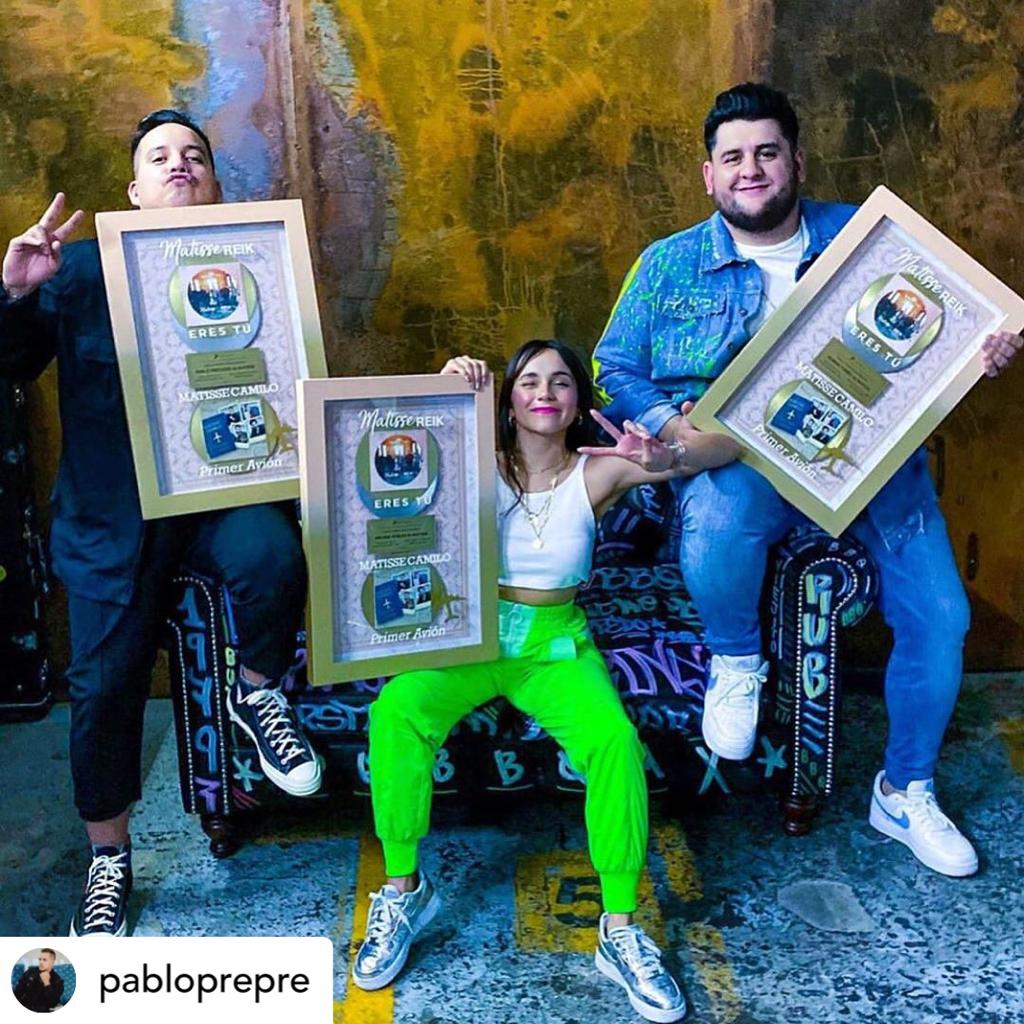 UMPG_Mexico's tweet photo. ¡¡Felicidades @Matisse_Mx @pablopre !! 👏🙌
Disco de platino + oro #Erestu
Disco de oro #Primeravion @ReikMx  @chuinavarro  @bibimarin 
@CamiloMusica https://t.co/wXcEsTzW44