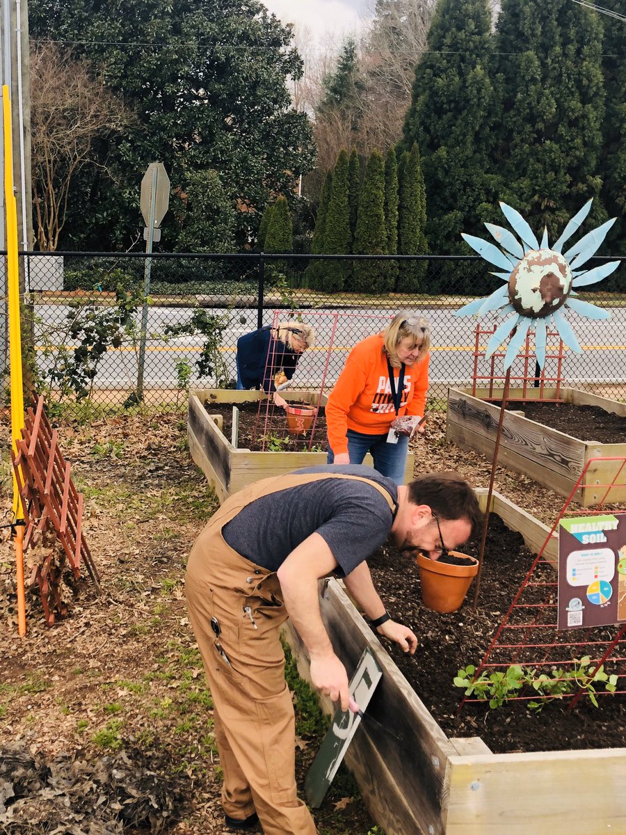 JoniAdams20's tweet photo. What happens in the afternoon on an Early Release Day @TrittSTEAM? Teachers teaching teachers, collaboration, exploring with new resources, and our Garden Committee hard at work!  #STEAMtastic https://t.co/6LgdMUiEVJ