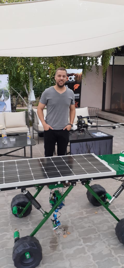 cites_gss's tweet photo. Los equipos de GBot y Nectras se encuentran en la bodega Susana Balbo, en Mendoza, realizando demostraciones del funcionamiento de sus tecnologías disruptivas para el sector del agro, en el marco del ALASA tech LATAM. 
#ALASA2020 #agtech #startups https://t.co/bO3RbG3SQB