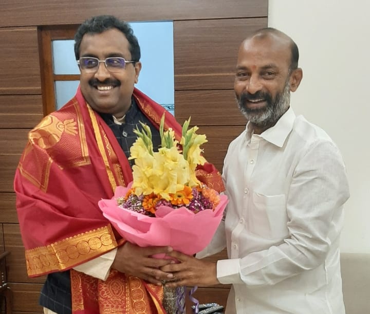 bandisanjay_bjp's tweet photo. I paid a courtesy visit to Shri @rammadhavbjp Ji after I've been appointed as the President of @BJP4Telangana.
Thanked him for all his support and motivation to reach this level in the field of politics. https://t.co/L6C1QDdfB7