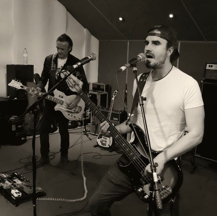 Bow Beehive tweet media