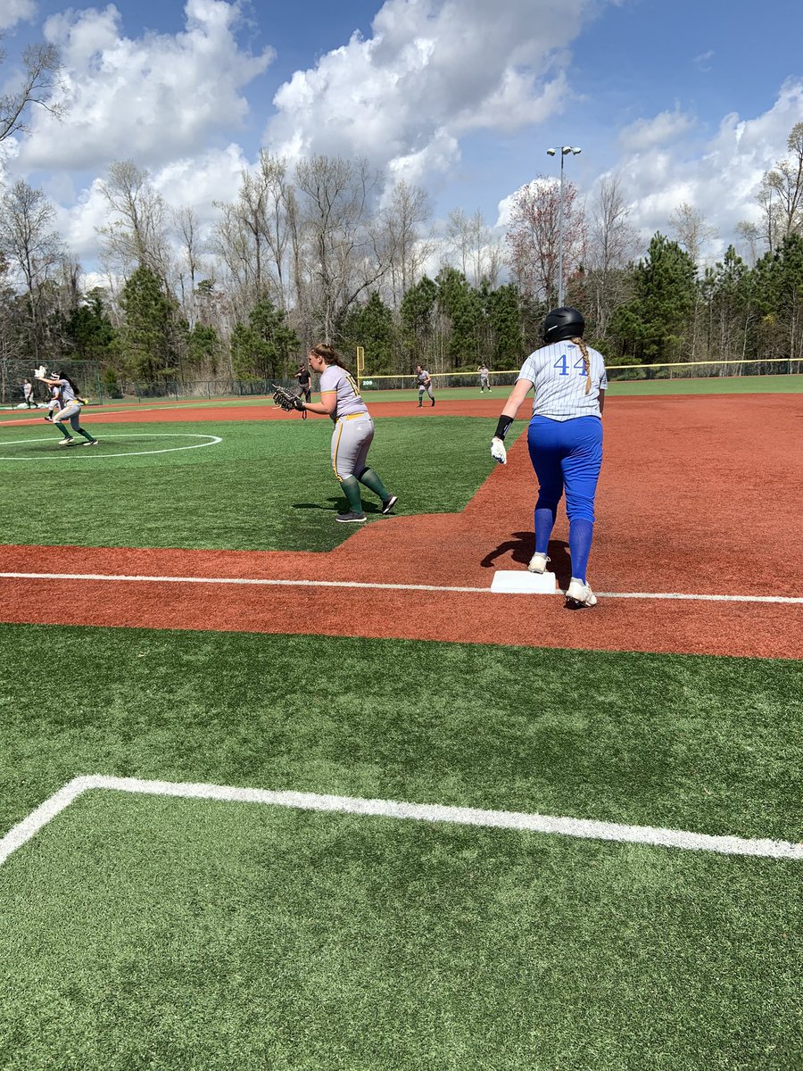 HolyFamily_SB's tweet photo. After 4 loses in the first 2 days Holy Family softball bounced back with 2 victories Wednesday in Myrtle Beach. Go Lakers! https://t.co/2LeRjnL1xJ