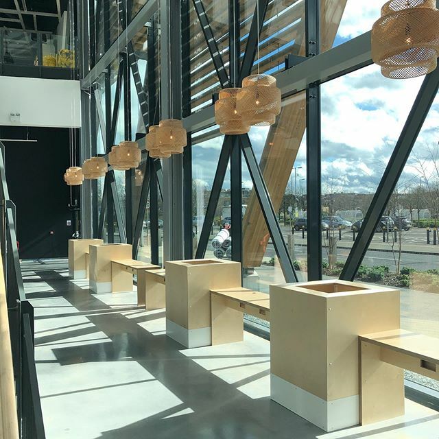 treesourceco's tweet image. Planter/desk combos fabricated and installed, now for the trees! #indoorplanting #semimatureeplanting #plantingdesign #londonstoreplanting ift.tt/2TW65zA